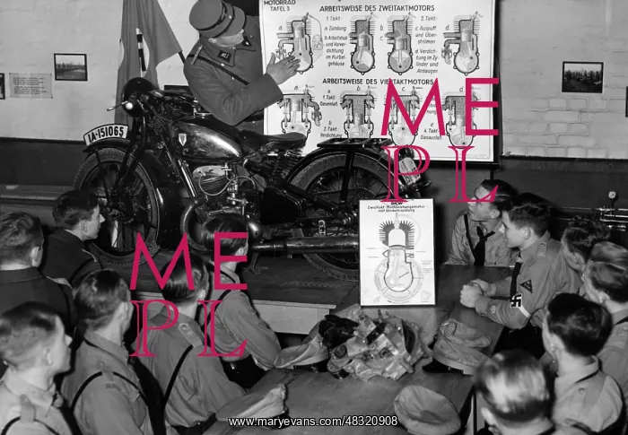 : Motor Hitler Youth members receive technical instruction : Motor Hitler Youth members receive technical instruction