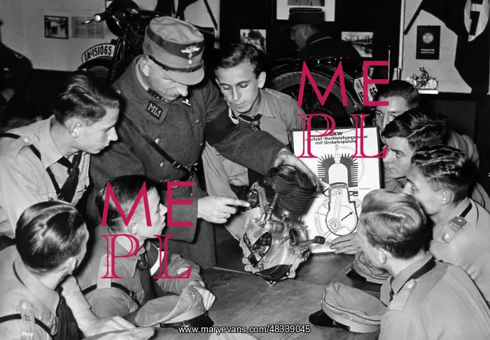 : Motor Hitler Youth members receive technical instruction : Motor Hitler Youth members receive technical instruction