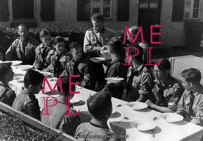 : Motor-HJ members having lunch, 1936 : Motor-HJ members having lunch, 1936