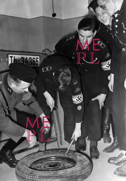 : Motor HJ members learn to change tires, 1940 : Motor HJ members learn to change tires, 1940