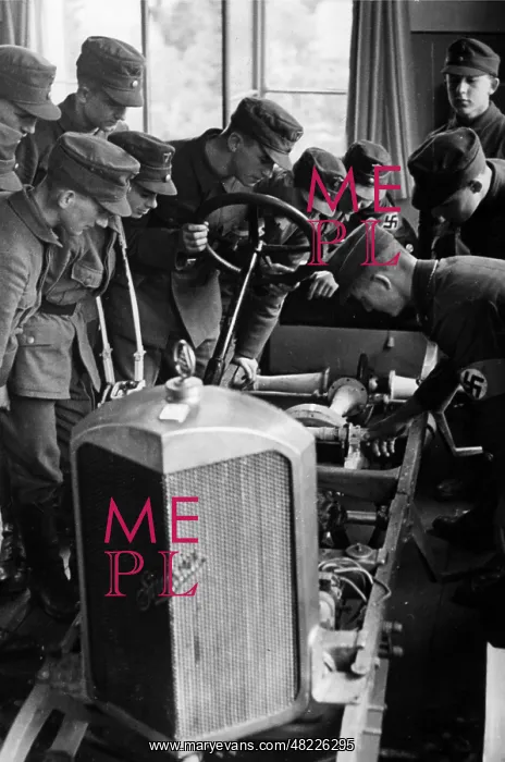 : Motor HJ members study car engines, 1940 : Motor HJ members study car engines, 1940