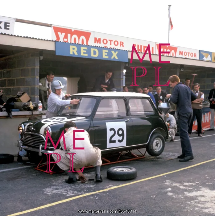  : Motor racing Brands Hatch, England