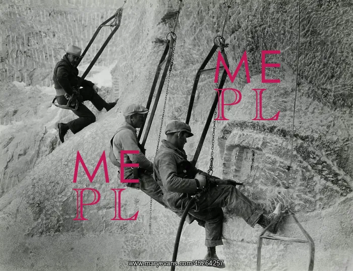 : Mount Rushmore workers hanging in swing seats : Mount Rushmore workers hanging in swing seats