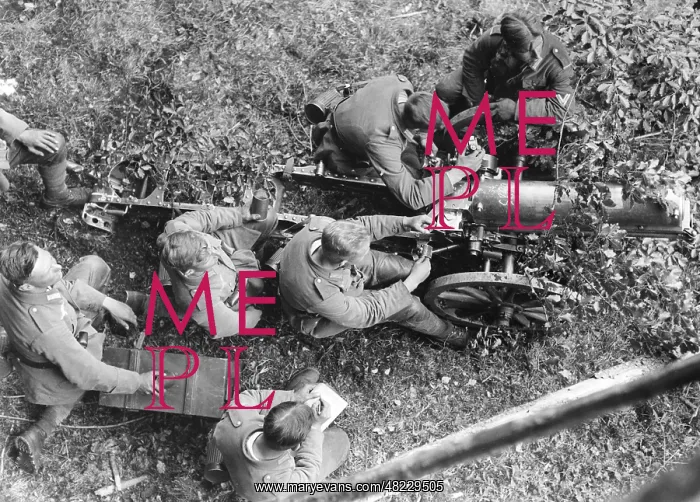 : Mountain infantry with a mountain gun, 1935 : Mountain infantry with a mountain gun, 1935