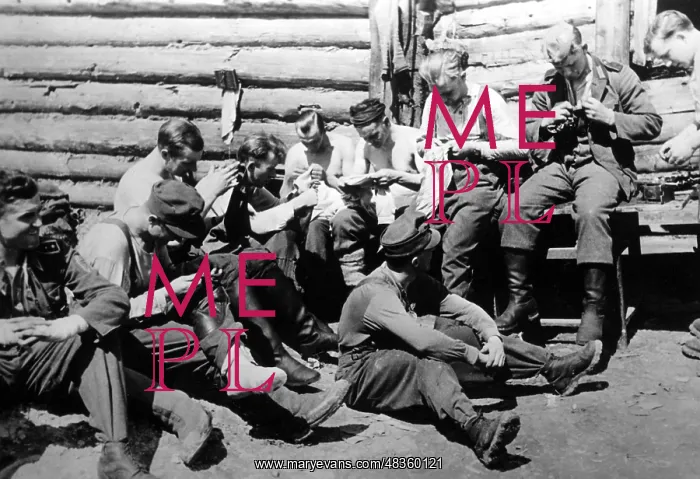 : Mountain troops during delousing, 1942 : Mountain troops during delousing, 1942