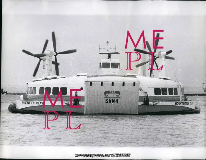 : Mountbatten Class SRN4 hovercraft, Cowes : Mountbatten Class SRN4 hovercraft, Cowes