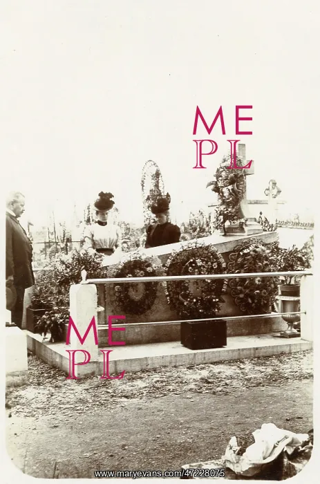 : MOURNING AT GRAVE : MOURNING AT GRAVE