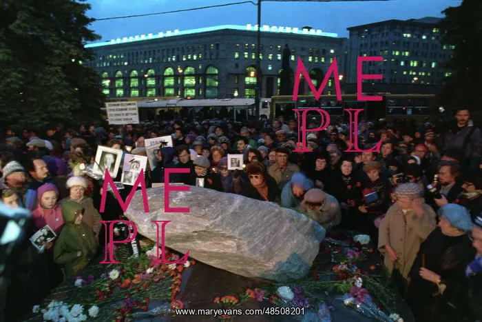 : Mourning procession in Lubyanka Square, 1990 : Mourning procession in Lubyanka Square, 1990
