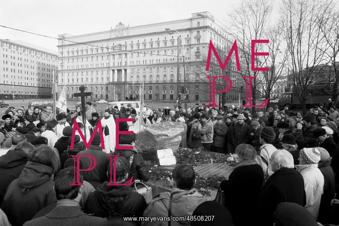 : Mourning procession in Lubyanka Square, 1992 : Mourning procession in Lubyanka Square, 1992