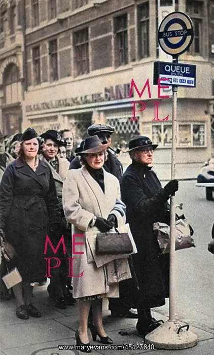 : Moveable bus stop arrives in London, WWII : Moveable bus stop arrives in London, WWII