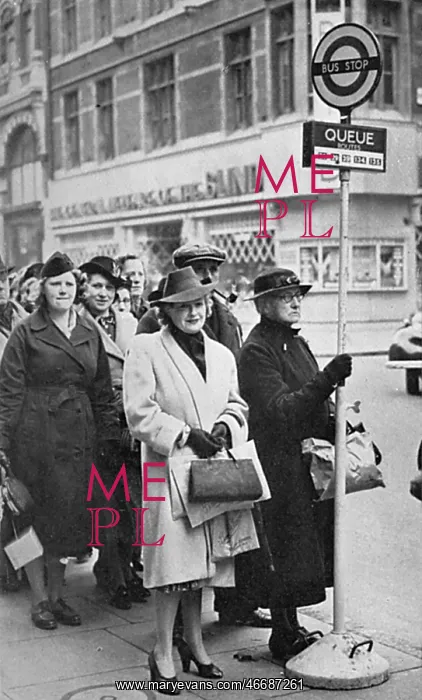 : Moveable bus stop arrives in London, WWII : Moveable bus stop arrives in London, WWII