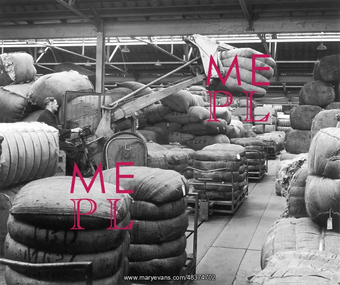 : Moving large sacks in a warehouse : Moving large sacks in a warehouse