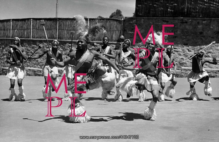 : Mpondomisi. Ndlamu dance, Mpondo, Hugh Tracey, Internatio : Mpondomisi. Ndlamu dance, Mpondo, Hugh Tracey, Internatio