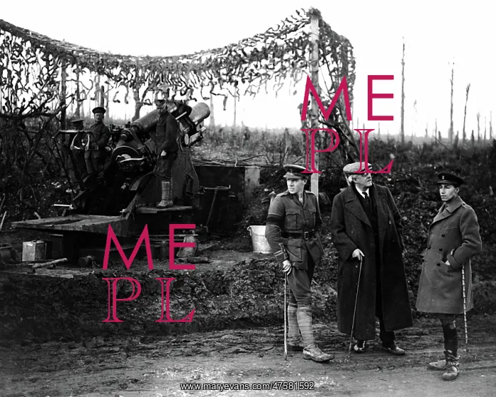 : Mr Balfour visiting howitzer on Western Front, WW1 : Mr Balfour visiting howitzer on Western Front, WW1