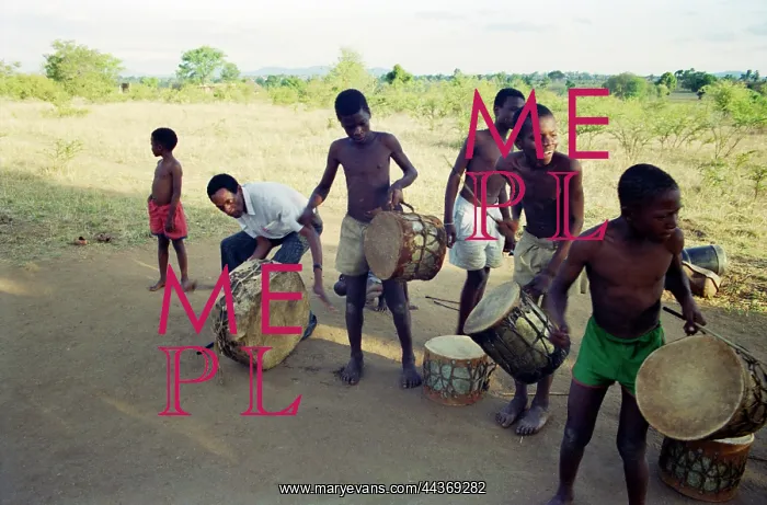 : Mr Mavunde on bass drum 1, Tsonga, Andrew Tracey : Mr Mavunde on bass drum 1, Tsonga, Andrew Tracey