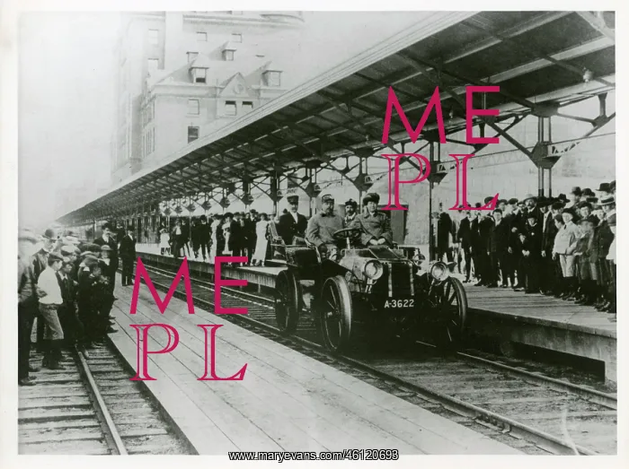 : Mr and Mrs Charles J Glidden in 24hp Napier : Mr and Mrs Charles J Glidden in 24hp Napier