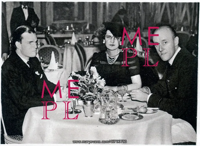 : Mr and Mrs Charles Sweeny, lunching in London : Mr and Mrs Charles Sweeny, lunching in London