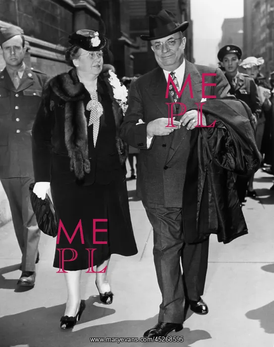 : Mr. and Mrs. Henry Kaiser in the 5th Avenue Easter : Mr. and Mrs. Henry Kaiser in the 5th Avenue Easter