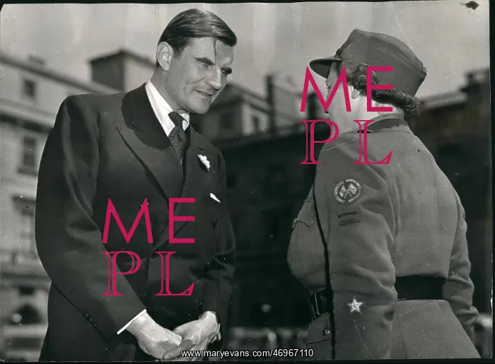 : Mr Winant and US ambulance driver, Buckingham Palace : Mr Winant and US ambulance driver, Buckingham Palace