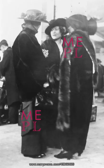 : Mrs. Ava Willing Astor (center) arriving on the : Mrs. Ava Willing Astor (center) arriving on the