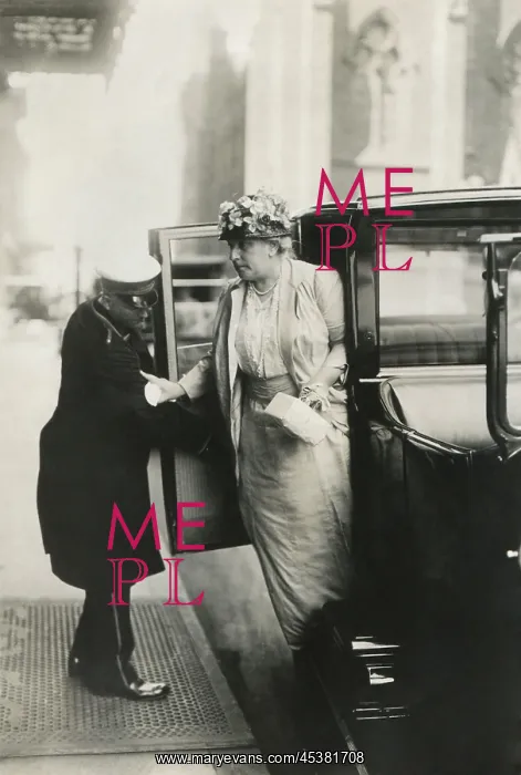 : Mrs. Charles Michael Schwab, stepping out : Mrs. Charles Michael Schwab, stepping out