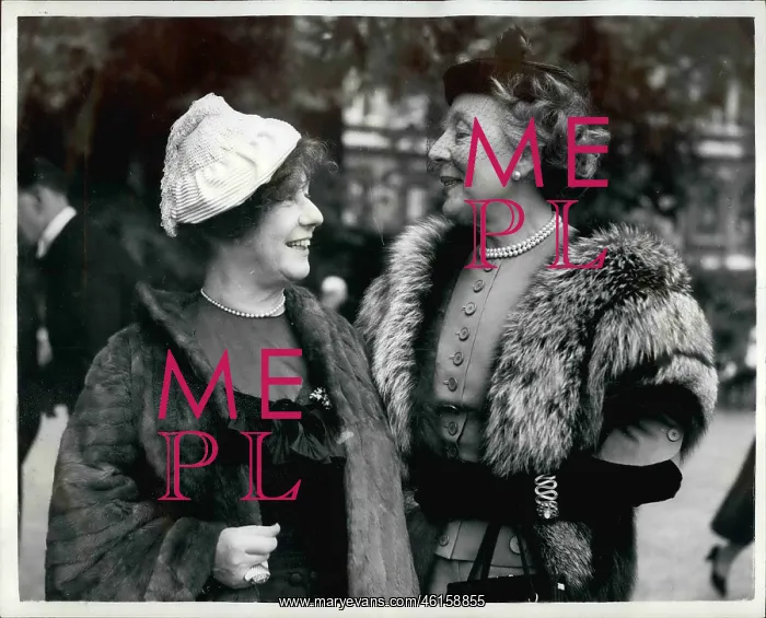 : Mrs Freyer Stark and Dame Edith Evans, RSL garden party : Mrs Freyer Stark and Dame Edith Evans, RSL garden party