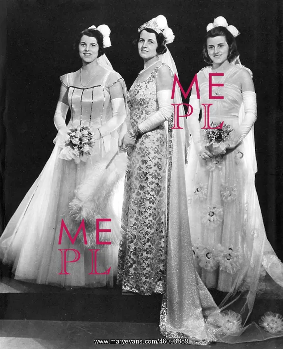 : Mrs Kennedy and her deb daughters : Mrs Kennedy and her deb daughters