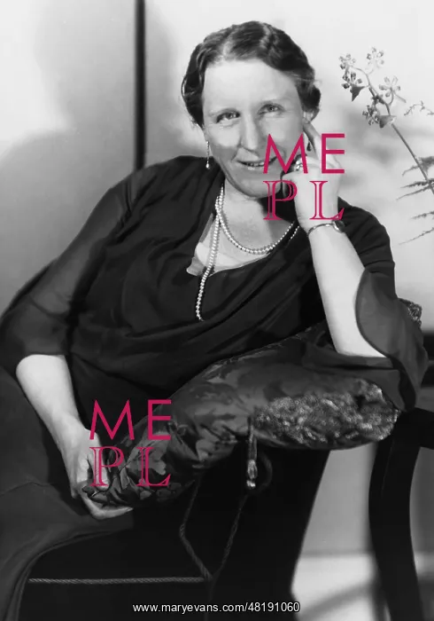 : Mrs. Sahm, wife of Heinrich Sahm, the mayor of Berlin in the living room : Mrs. Sahm, wife of Heinrich Sahm, the mayor of Berlin in the living room
