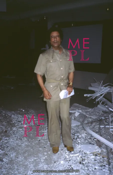: Muammar Gaddafi viewing bomb damage, Tripoli, Libya : Muammar Gaddafi viewing bomb damage, Tripoli, Libya