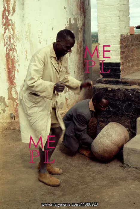 : Mubati dances to Sitholes playing, Ndau, Andrew Tracey : Mubati dances to Sitholes playing, Ndau, Andrew Tracey