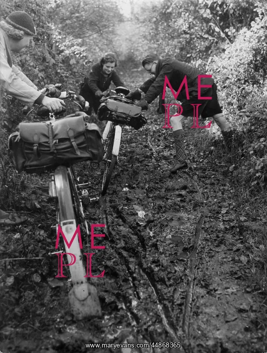 : MUDDY CYCLISTS : MUDDY CYCLISTS
