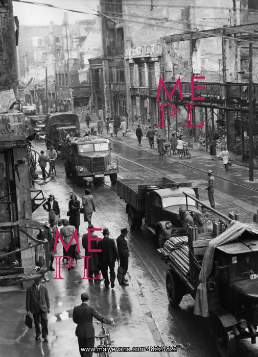 : Munich after an air raid, 1945 : Munich after an air raid, 1945