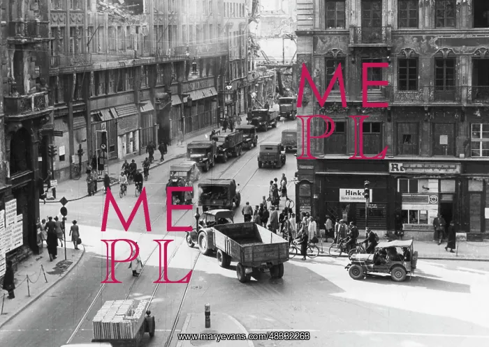 : The Munich Kaufingerstrasse after the end of the war, 1945 : The Munich Kaufingerstrasse after the end of the war, 1945