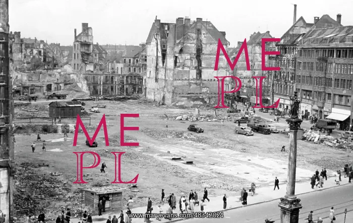 : The Munich Marienplatz after the end of the war, 1945 : The Munich Marienplatz after the end of the war, 1945
