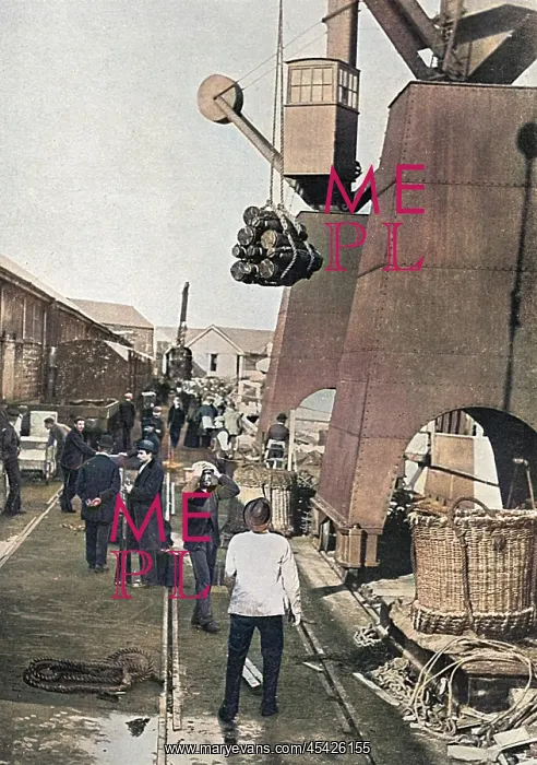 : Munitions being loaded onto battleship, WW1 : Munitions being loaded onto battleship, WW1