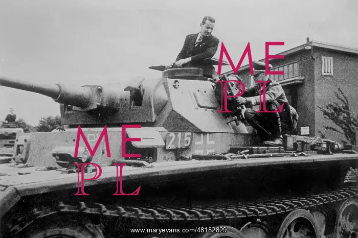 : Munitions workers visit a tank division, 1942 : Munitions workers visit a tank division, 1942
