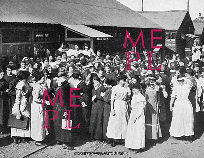 : Munitions workers waiting for the tea hooter, WW1 : Munitions workers waiting for the tea hooter, WW1
