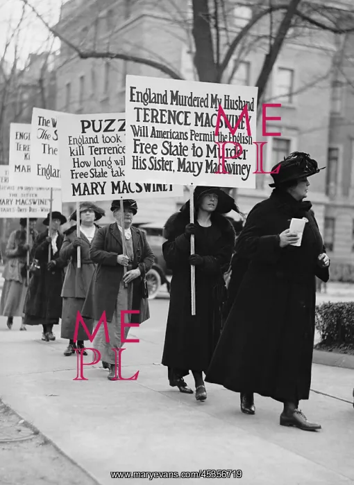 : Muriel Murphy MacSwiney (2nd from right) protesting : Muriel Murphy MacSwiney (2nd from right) protesting