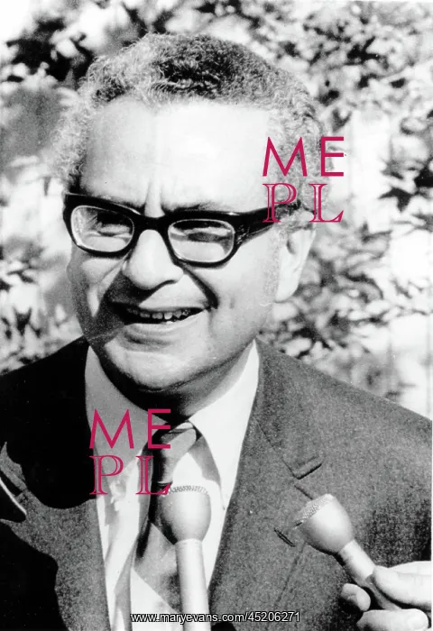 : MURRAY GELL-MANN, Talks with newsmen at ? : MURRAY GELL-MANN, Talks with newsmen at ?