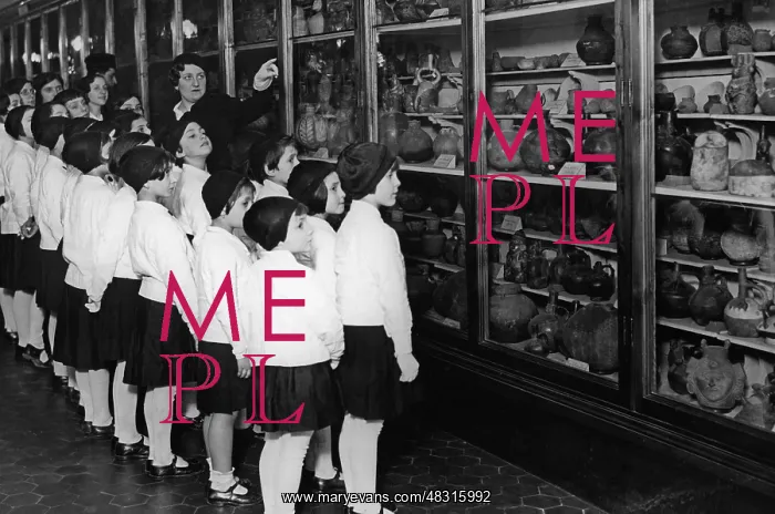 : Museum visit of an Italian school class, 1934 : Museum visit of an Italian school class, 1934