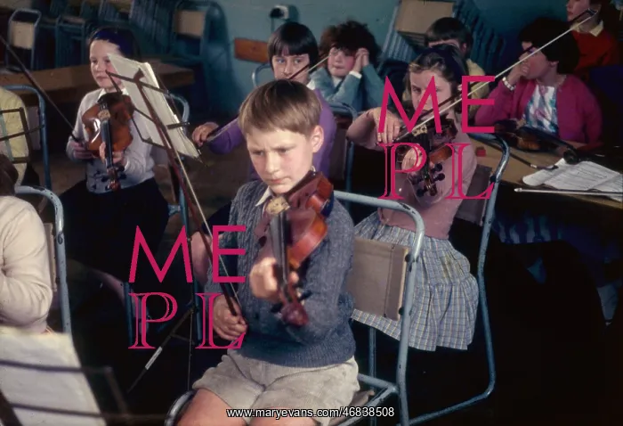 : Music lesson at a Leicestershire school : Music lesson at a Leicestershire school