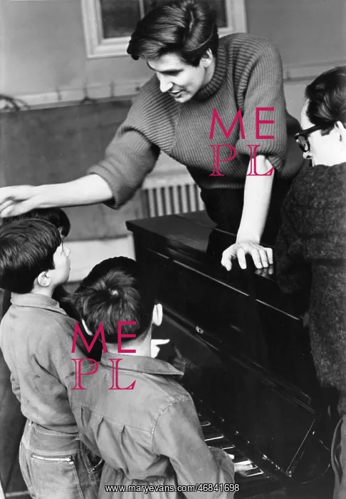 : Music lesson at a school in Kilburn : Music lesson at a school in Kilburn