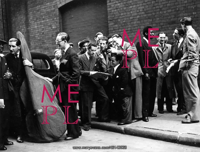 : Musicians and actors chatting : Musicians and actors chatting
