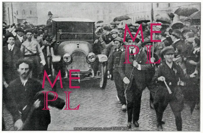  : Mussolini arrives triumphantly in Rome 1922