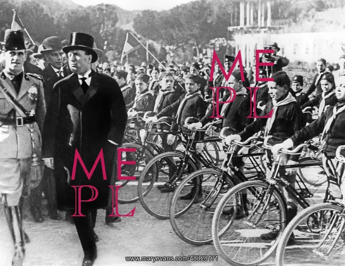 : Mussolini in front of a cycling troupe : Mussolini in front of a cycling troupe
