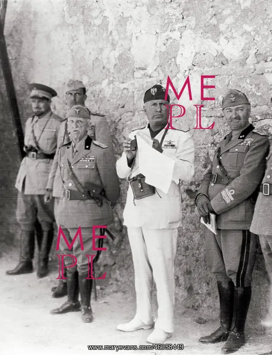 : Mussolini during a manoeuvre in sicily : Mussolini during a manoeuvre in sicily