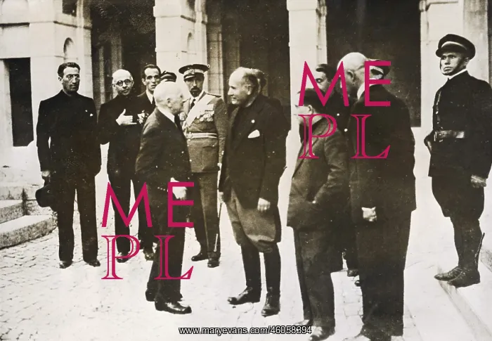 : Mussolini visiting d'Annunzio : Mussolini visiting d'Annunzio