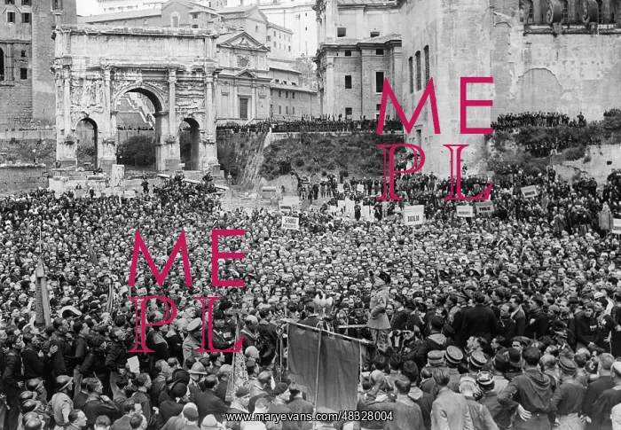 : Mussolini's speech to supporters on the Roman Forum in Rome : Mussolini's speech to supporters on the Roman Forum in Rome