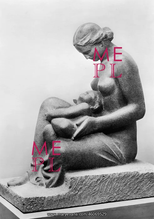  : Mutter statue in the House of German Art