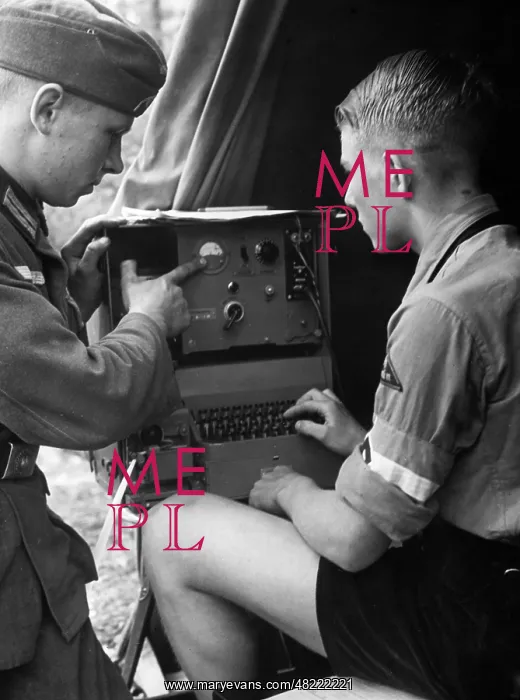 : Nachrichten-HJ member learns to work on the telegraph, 1 : Nachrichten-HJ member learns to work on the telegraph, 1